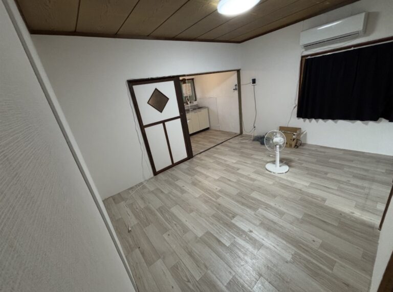 洋室化と壁紙施工を終えた長屋の居室
