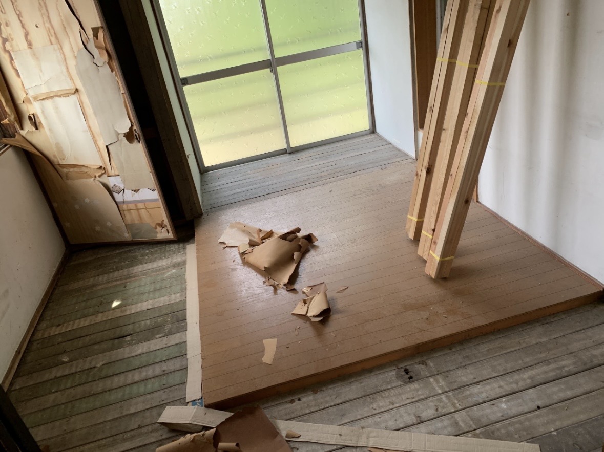 北九州市八幡東区の長屋で、床や壁の内装工事前の居室