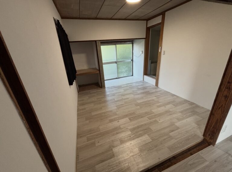 床の高さを調整し洋室化した長屋の室内