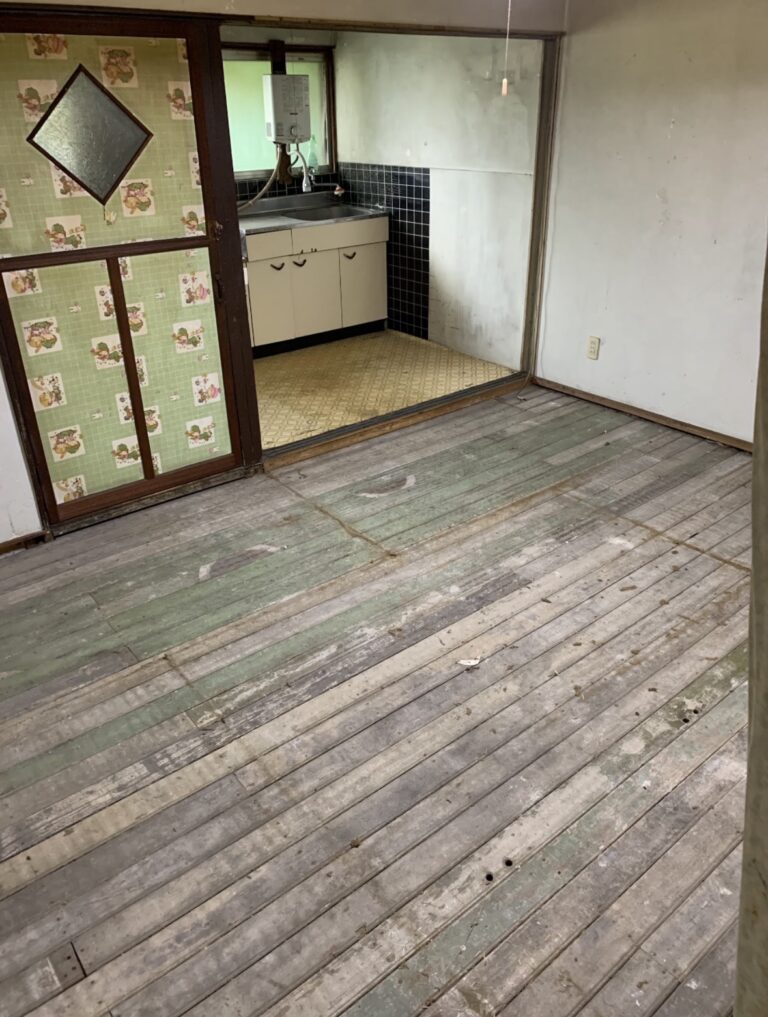 床や内装に傷みがあった長屋の修繕前の居室