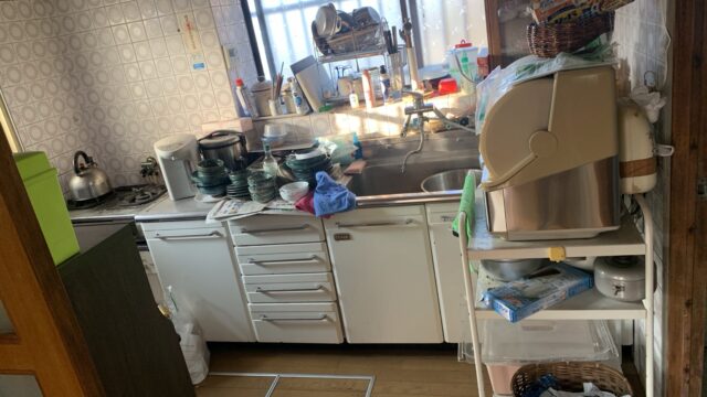 食器や生活用品が残った相続空き家のキッチン