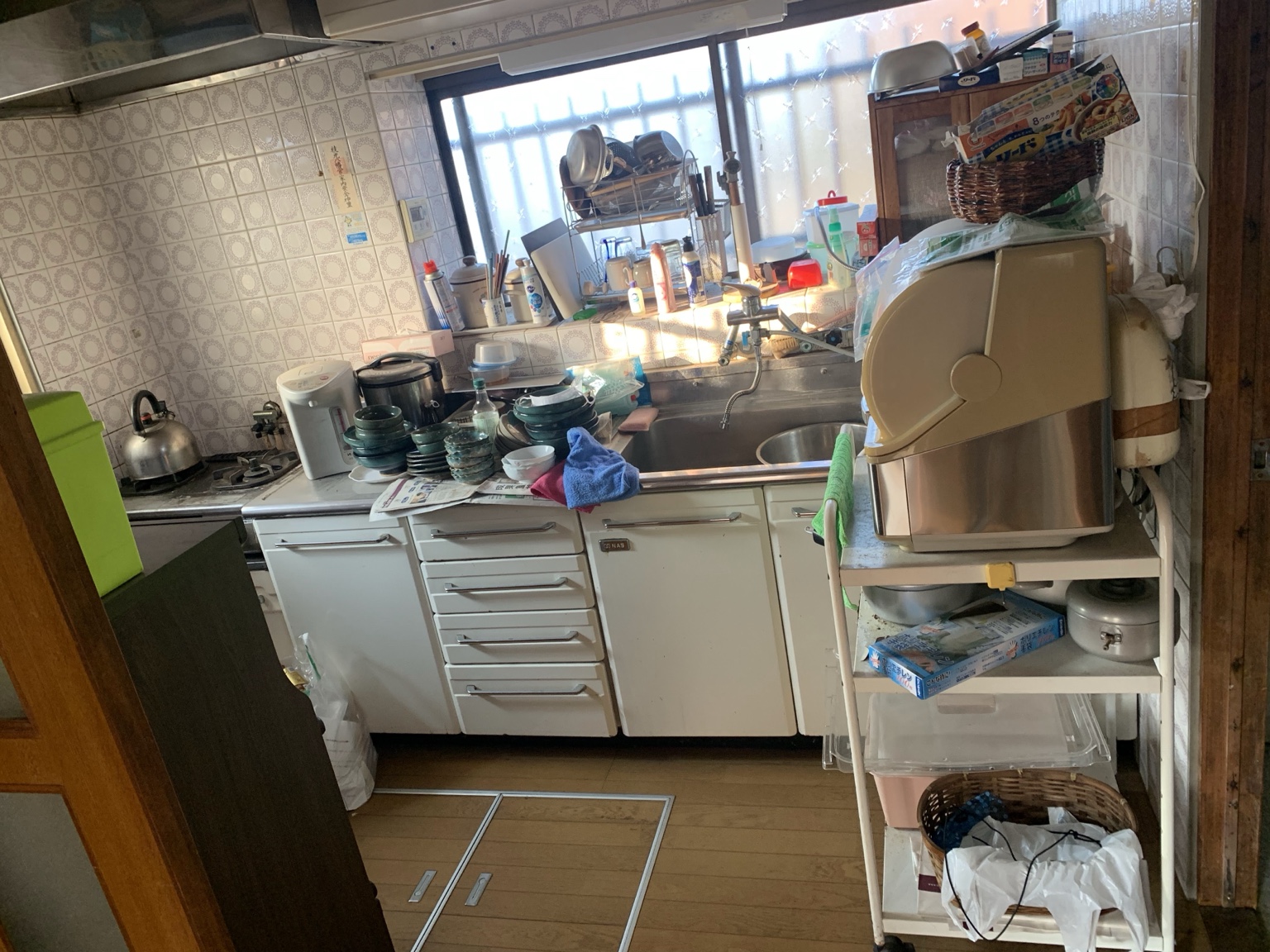 家財が残った状態のキッチン(整理前)