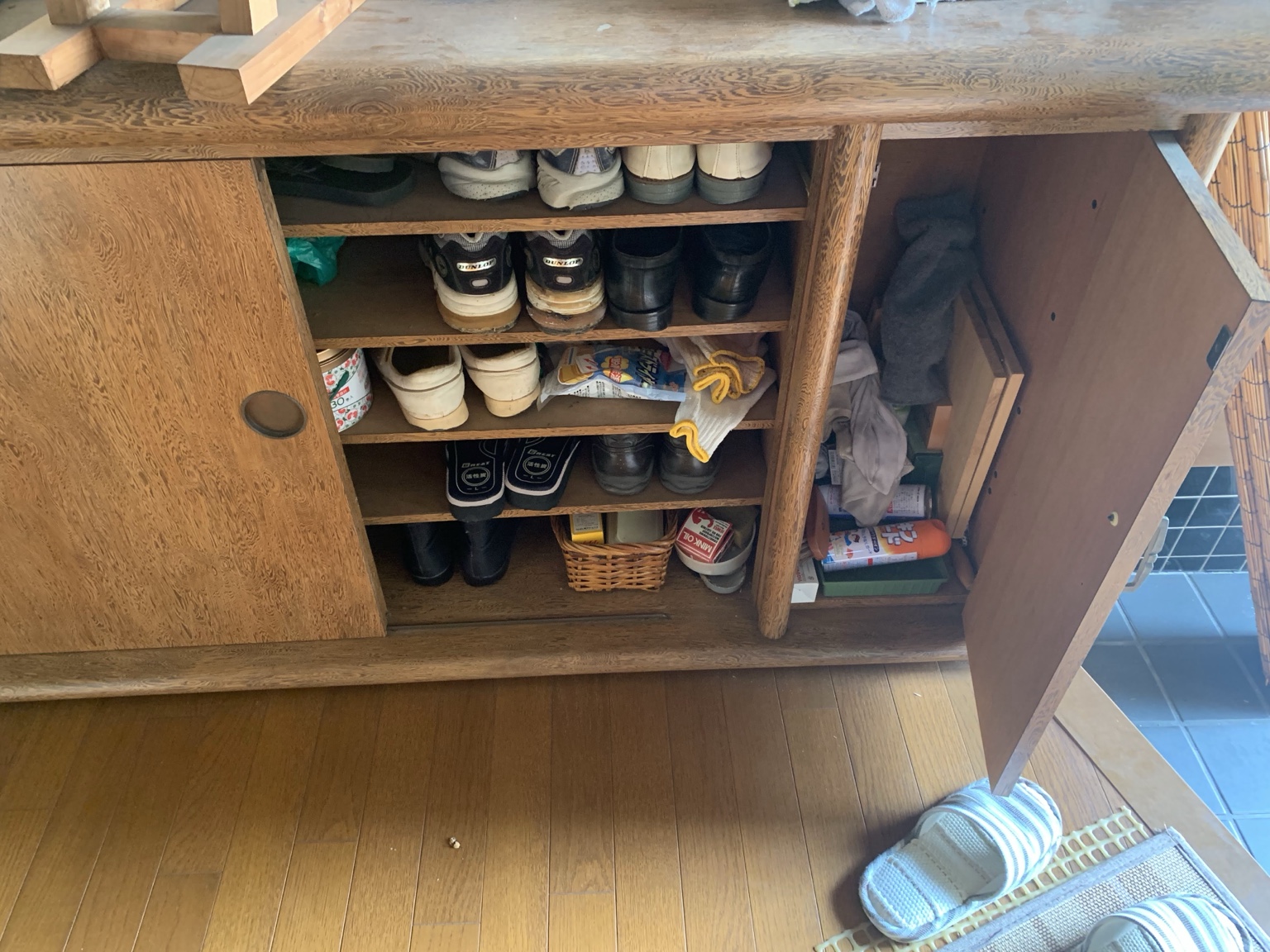 家財整理前の玄関収納